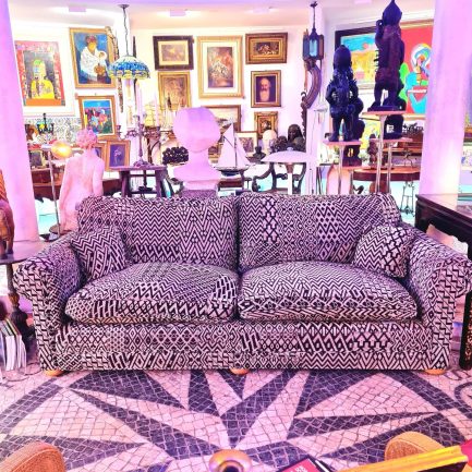 🛋️ VINTAGE SOFA – BOLD STYLE & COMFORT 🛋️