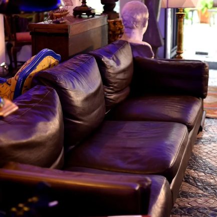 🛋️ VINTAGE LEATHER SOFA – TIMELESS ELEGANCE 🛋️