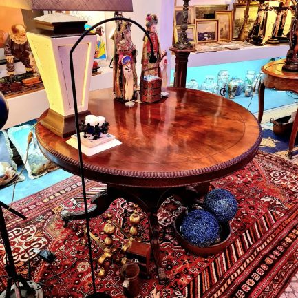 ✨ TILT-TOP TABLE IN HONDURAN MAHOGANY ✨