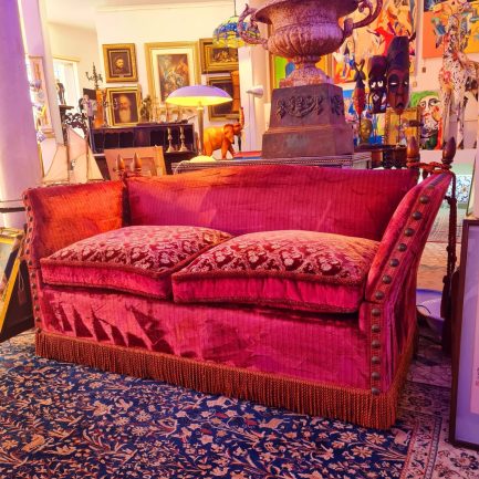 👑 KNOLE SOFA – A ROYAL DESIGN PIECE