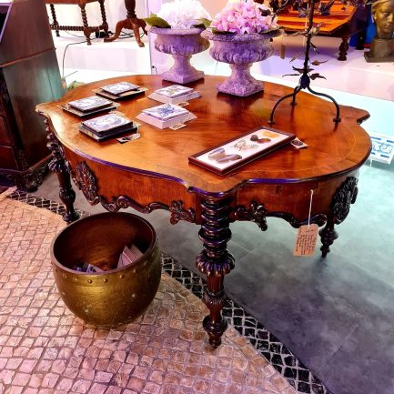✨ ROMANTIC CENTER TABLE – 19TH CENTURY PORTUGUESE FURNITURE