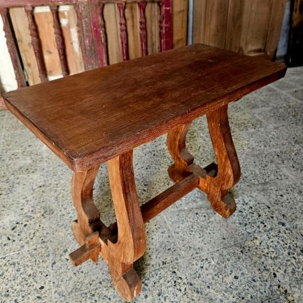 CLASSIC ELEGANCE IN SMALL DIMENSIONS – TABLE WITH LYRE-LEGGED BASE ✨🌿