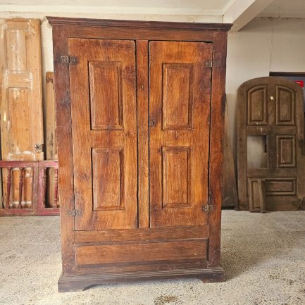 RUSTIC 18TH-CENTURY WARDROBE – THE ESSENCE OF HISTORY! ✨🌿