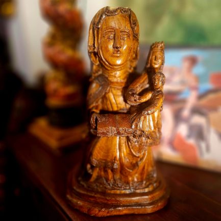 SAINT ANNE, OUR LADY AND BABY JESUS, A MEDIEVAL-STYLE SCULPTURE FILLED WITH SPIRITUALITY ✨🙏