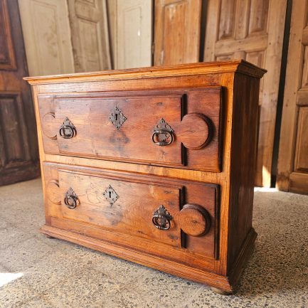PORTUGUESE ARCAZ – SOBRIETY WITH CHARACTER AND AN ANCIENT SOUL 🪵🗝️✨
