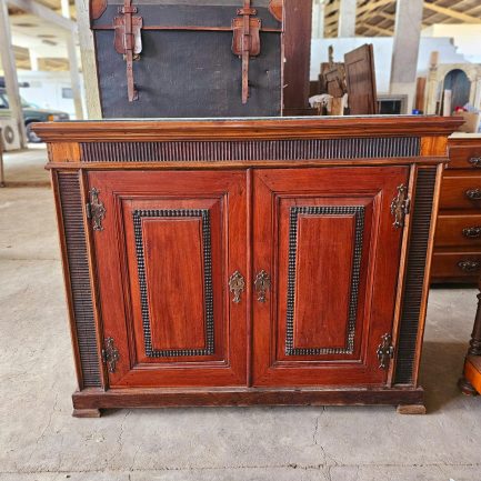 🪵 19TH-CENTURY PORTUGUESE SIDEBOARD – SUBTLE ELEGANCE WITH CHARMING DETAILS ✨
