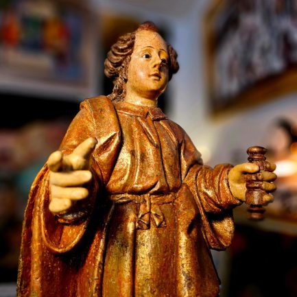 GILDED WOODEN SAINT – A PRESENCE THAT ILLUMINATES THE SILENCE ✨🙏
