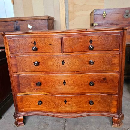 19TH-CENTURY SERPENTINE CHEST OF DRAWERS – NATURAL CHARM IN SOLID WOOD 🌳🕰️❤️
