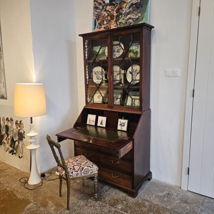 ENGLISH SECRETAIRE BOOKCASE – FUNCTIONAL ELEGANCE FROM THE 19th CENTURY 🖋️📚✨