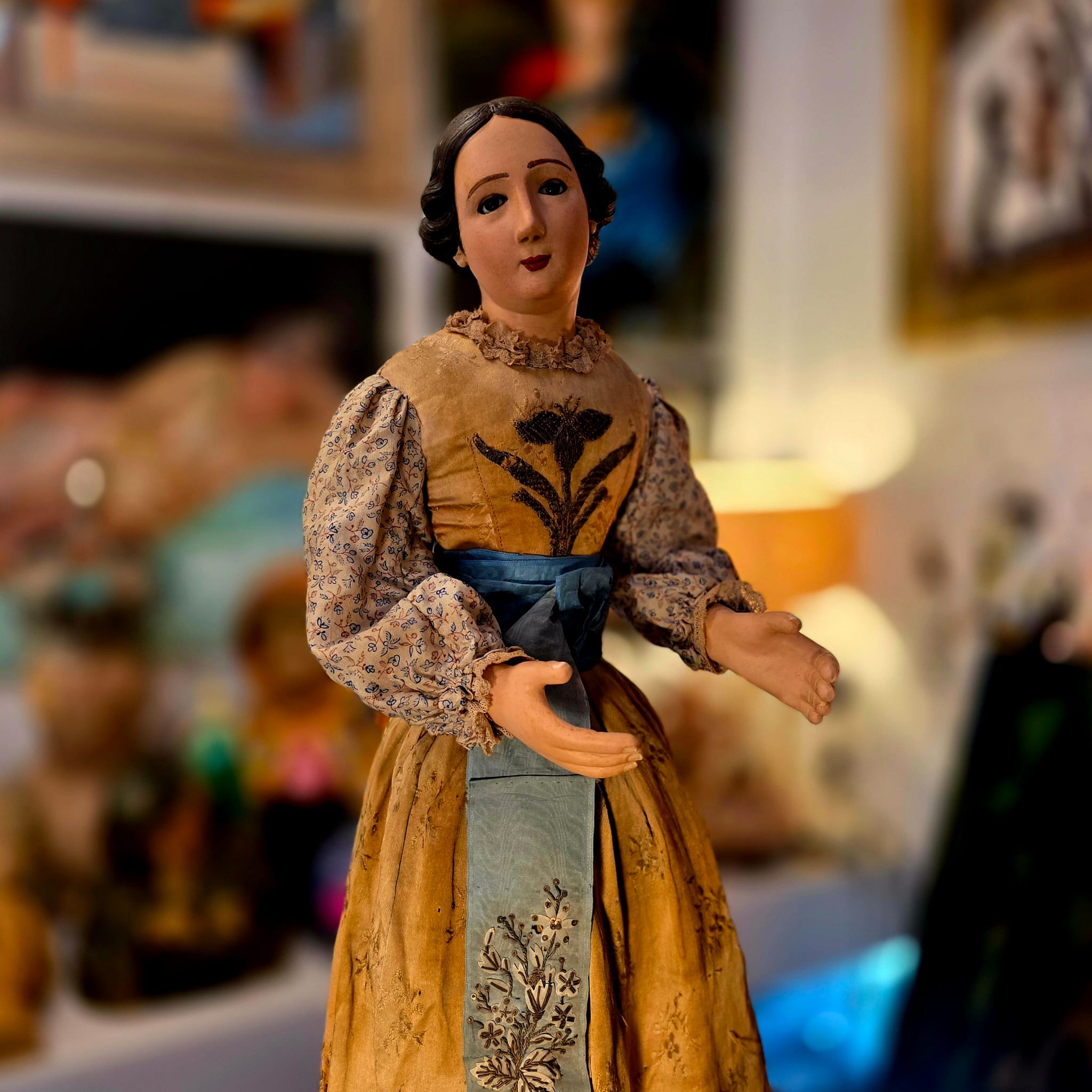 ✨ 19TH-CENTURY DRESSED SAINT – SWEETNESS IN WOOD AND FABRIC ✨ - Image 3