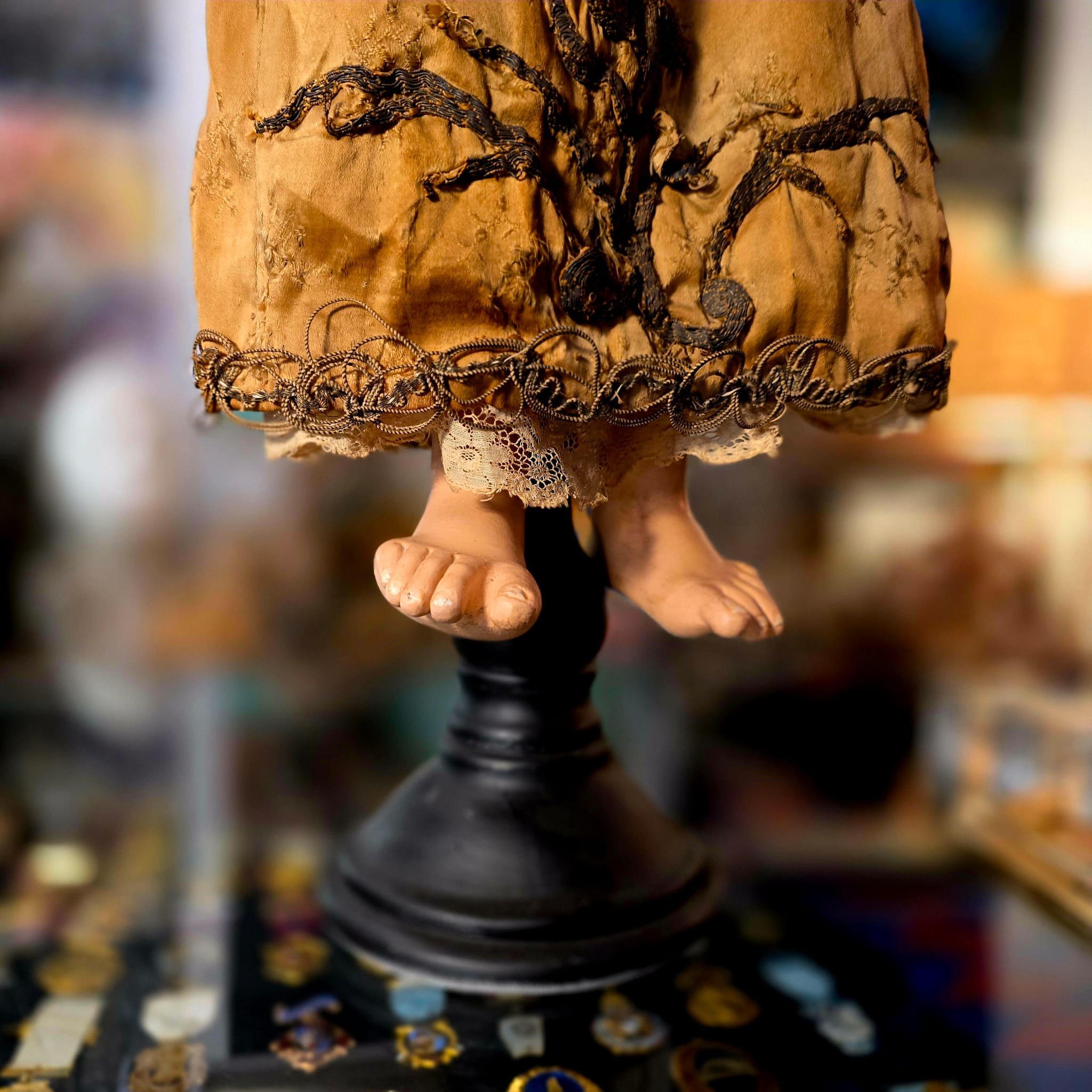 ✨ 19TH-CENTURY DRESSED SAINT – SWEETNESS IN WOOD AND FABRIC ✨ - Image 2