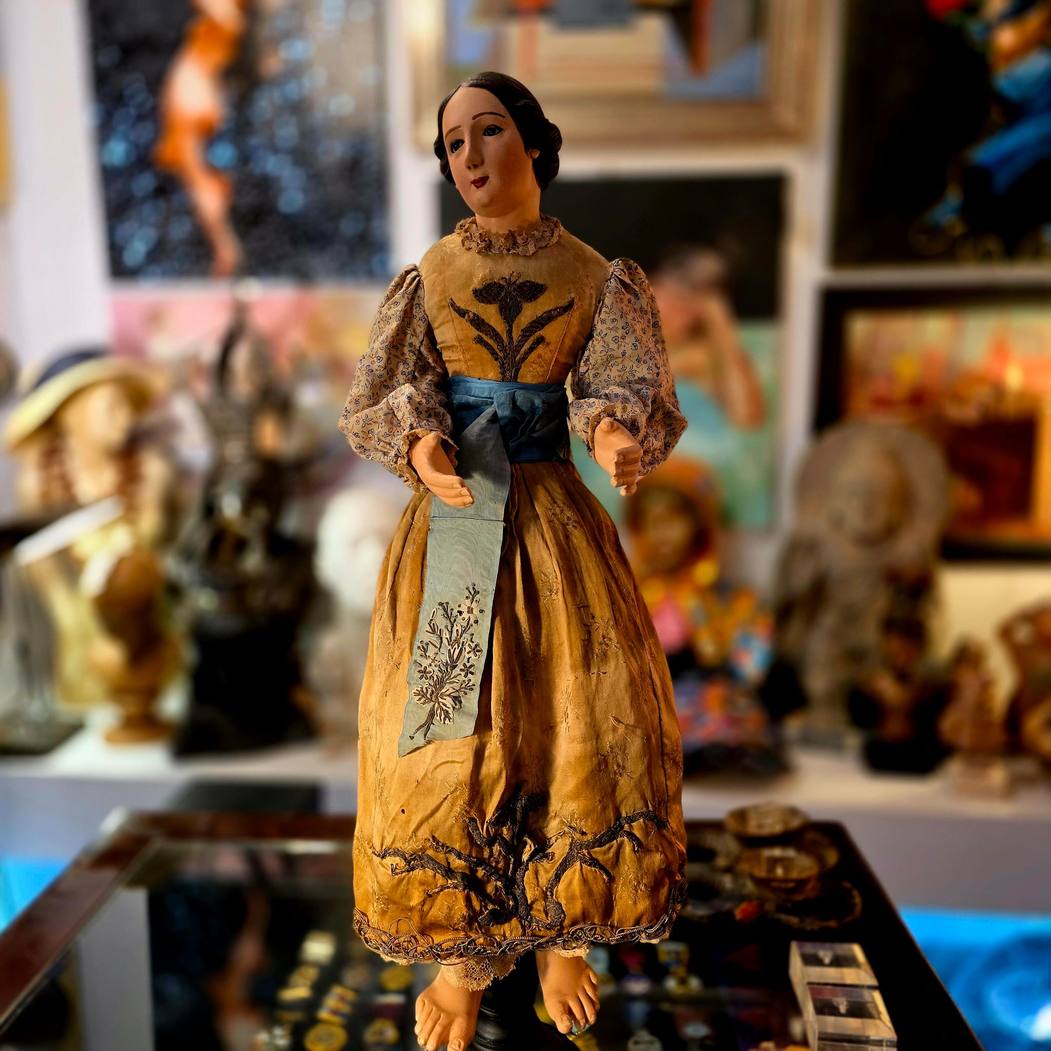 ✨ 19TH-CENTURY DRESSED SAINT – SWEETNESS IN WOOD AND FABRIC ✨ - Image 4