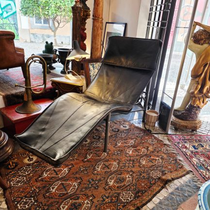 “SKYE” CHAISE LONGUE – BLACK LEATHER & 70s LINES 🖤🛋️