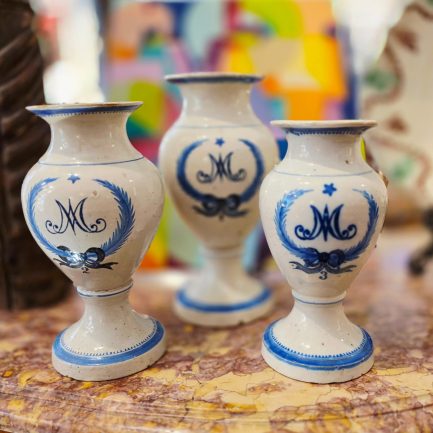 PORTUGUESE FAIENCE JUGS — MONOGRAMMED TRIO (19TH CENTURY) 💙🏺