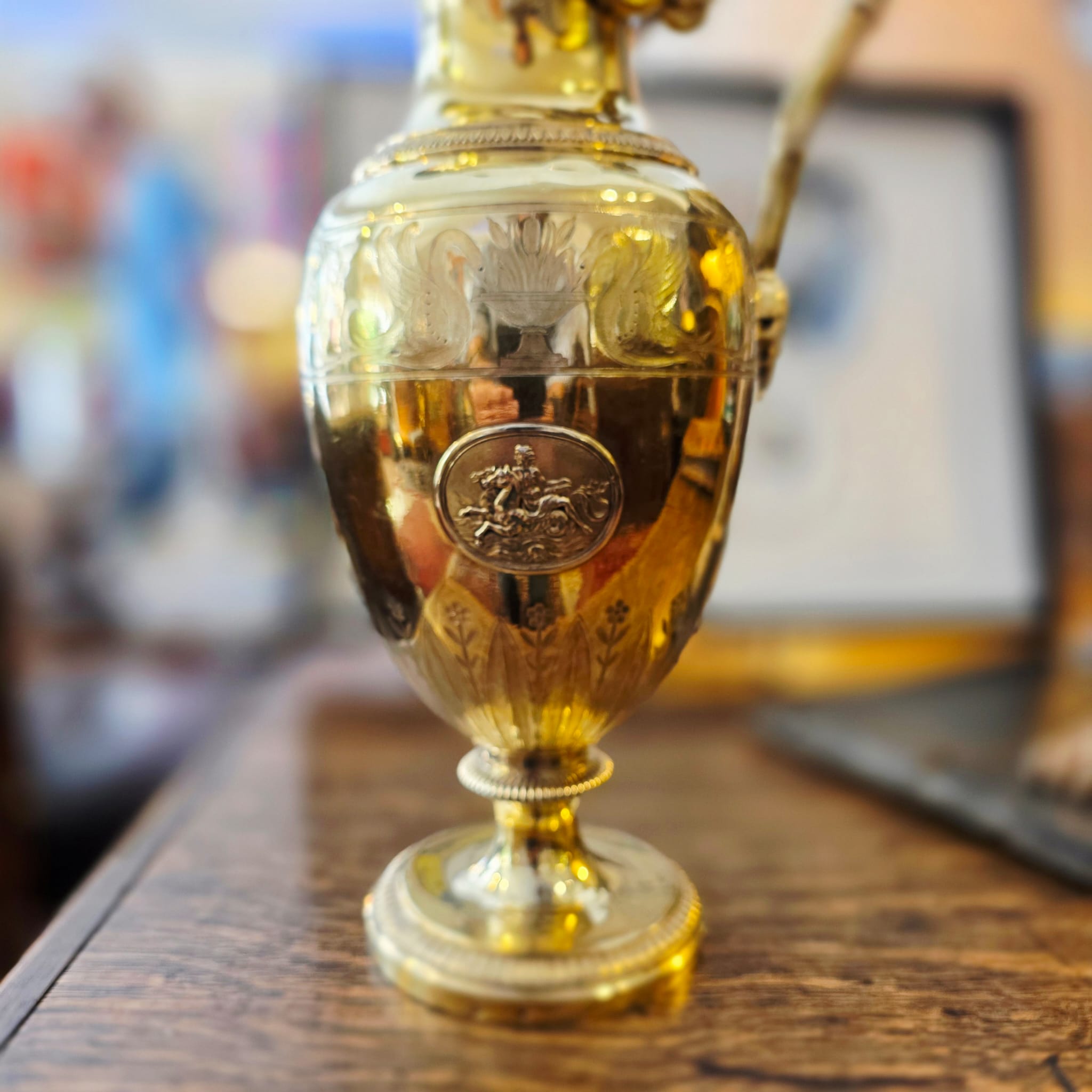 FRENCH NEOCLASSICAL SILVER-GILT EWER β MYTH, LIGHT AND GRANDEUR π¦’β¨ - Image 4